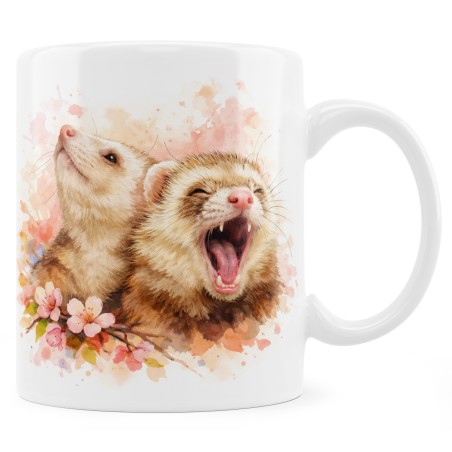 Kubek fretki wśród kwiatów