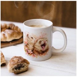 Kubek fretki wśród kwiatów